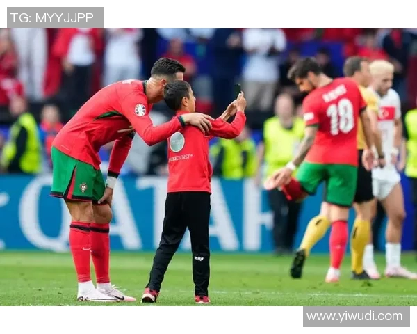 球迷疯狂举动冲进场内抢C罗球衣引发热议